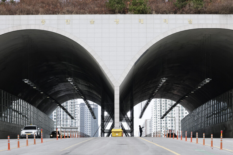 동탄순환대로와 맞닿은 동탄숲 생태터널이 3일 오전 9시부터 전면 통제된다. 2일 현장을 찾은 정명근 화성특례시장은 중앙벽체 균열 상태를 직접 확인하고 긴급 안전조치 시행을 지시했다. (사진제공=화성시)