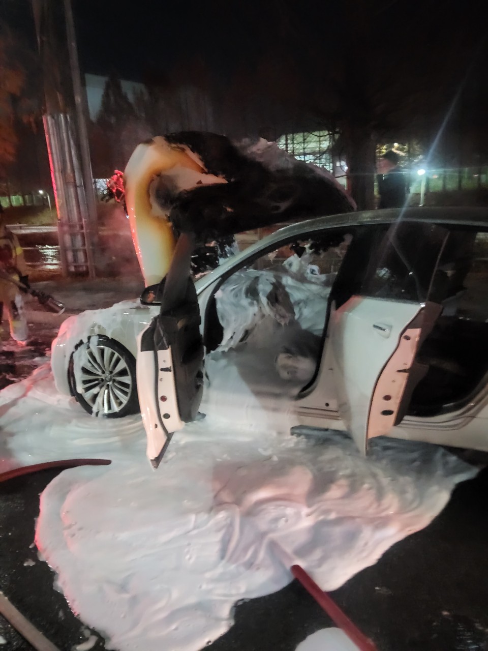 용인시 기흥구 노블힐스 입구 삼거리 인근에서 BMW 승용차에 불이 났으나, 소방당국이 신속히 출동해 32분 만에 불길을 잡았다. 인명 피해는 없었다. (사진제공=경기도소방재난본부)