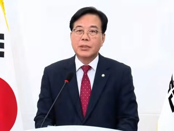 송언석 국민의힘 원내대표는 3일 오전 국회 기자간담회에서 “지난해 12월3일 비상계엄 해제 표결에 참여하거나 참여하지 못한 국민의힘 107명 국회의원을 대표해 엄숙한 마음으로 섰다”며 “국민의힘 의원들은 계엄 발생을 막지 못한 데 대해 무거운 책임을 통감한다. 국민께 다시 한 번 진심으로 사과드린다”고 말했다. (사진=송언석TV)