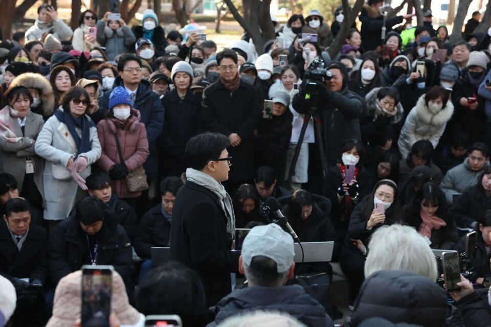 한동훈 전 국민의힘 대표가 3일 오후 서울 여의도 국회도서관 앞에서 기자회견을 열고 “당시 여당 대표로서 비상계엄을 예방하지 못한 점을 국민께 다시 사과드린다”고 밝혔다. (사진=한동훈 전 국민의힘 대표)