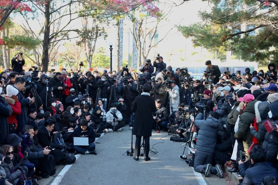 한동훈 전 국민의힘 대표가 3일 오후 서울 여의도 국회도서관 앞에서 기자회견을 열고 “당시 여당 대표로서 비상계엄을 예방하지 못한 점을 국민께 다시 사과드린다”고 밝혔다. (사진=한동훈 전 국민의힘 대표)