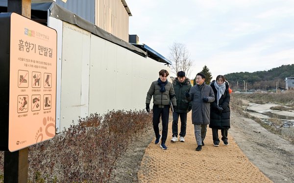 생태하천과 도심 속 건강쉼터 의정부시 하천 맨발길 개방  의정부시 제공