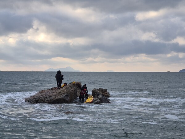안산시 풍도 인근 갯바위에서 낚시를 하던 40대 남성 3명이 바닷물이 차오르며 고립됐다가 해경에 의해 무사히 구조됐다. (사진제공=평택해양경찰서)