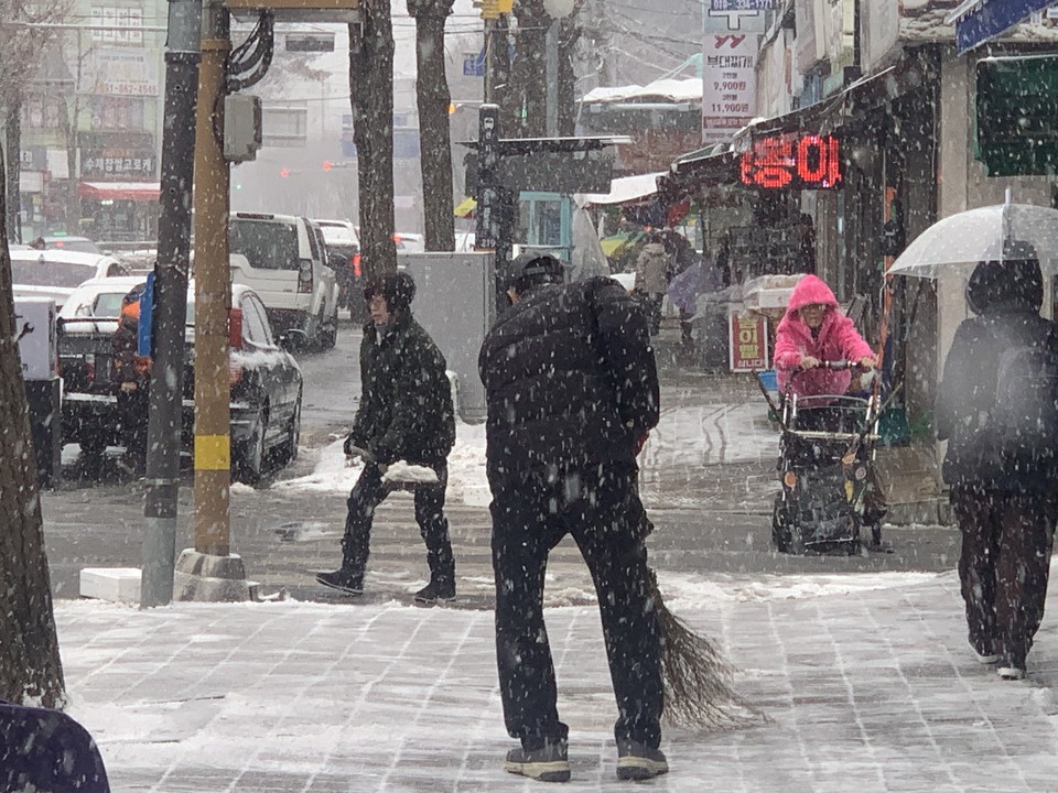 12일 수요일 수도권(경기·인천)지역은 새벽부터 눈이나 비가 내려 빙판길과 도로 살얼음에 유의해야 한다. 바람도 강하게 불 것으로 예상된다. 눈으로 내릴 경우 예상 적설량은 1~5㎝, 많은 곳은 3~8㎝정도다. 비로 내릴 경우 예상 강수량은 5~10㎜이겠다. (사진=중앙신문DB)