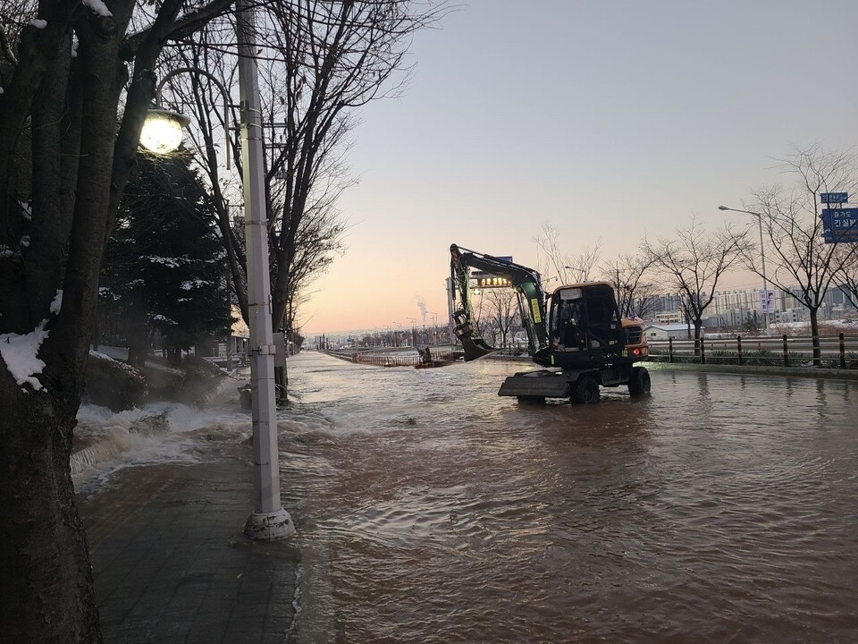수원시 권선구 탑동지하차도 인근 대로변에서 5일 새벽 상수도관이 파열해 도로에 물이 고이는 사고가 발생했다.  (사진제공=경기도소방재난본부)