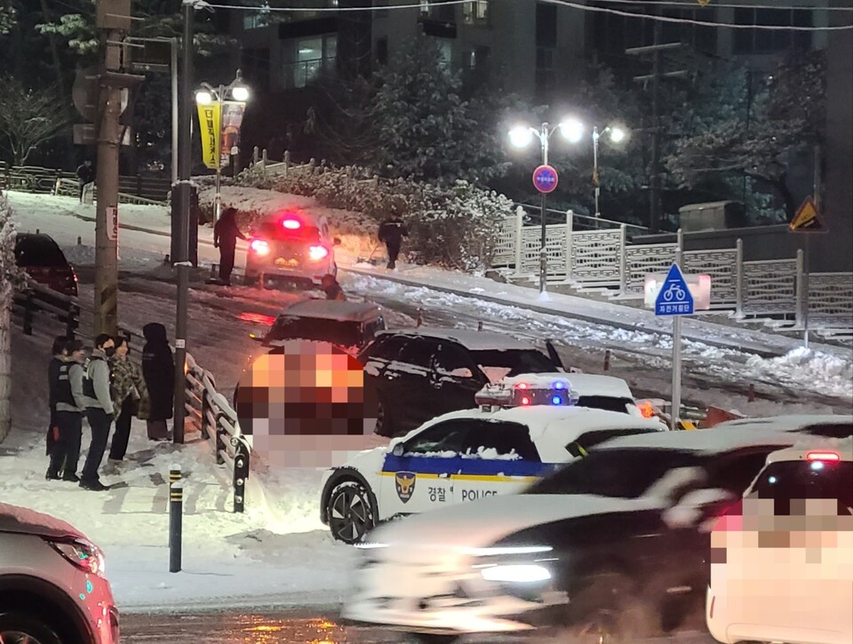 4일 오후 7시30분께 구리시 교문동 한 언덕길에서 승용차 3대가 폭설로 미끄러지며 연쇄 추돌 사고가 발생했다. (사진제공=경기도북부소방재난본부)