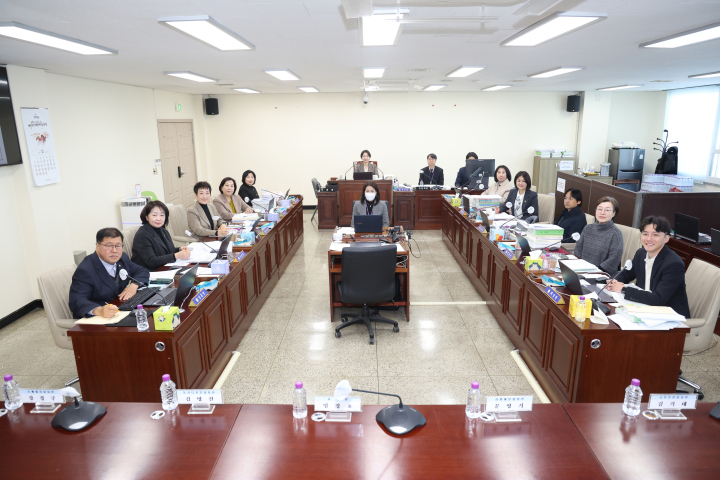 고양특례시의회가 제299회 제2차 정례회 제3차 본회의에서 예산결산특별위원회를 구성하고, 5일 열린 제1차 예결특위 회의에서 정민경 의원을 위원장으로, 고부미 의원을 부위원장으로 선임하며 본격적인 2026년 예산 심사에 들어갔다. (사진제공=고양시의회)