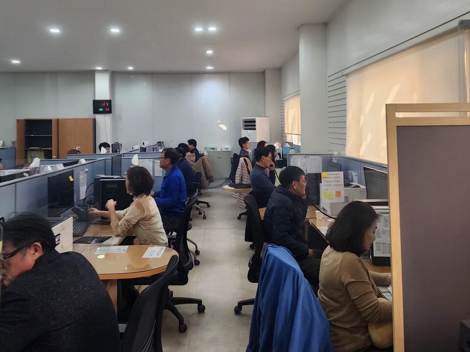 김포시 체납자 실태조사반원이 체납과 관련해 대상자와 전화상담을 진행하고 있다. (사진제공=김포시청)