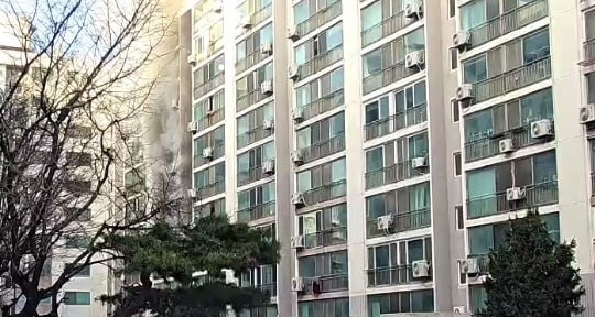 평택시 지산동의 한 아파트에서 화재가 발생해 주민 2명이 다쳤다. (사진제공=경기도소방재난본부)