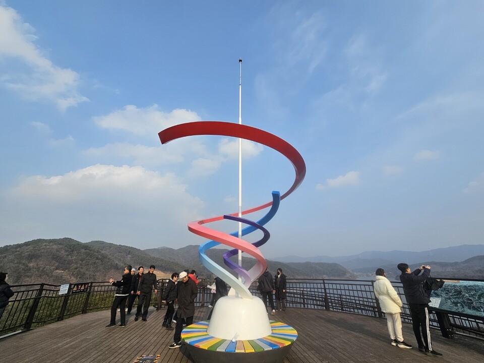 8일 월요일 수도권(인천, 경기 등) 지역은 아침 영하권의 추위가 이어지면서 오늘(7일) 저녁 경기동부에 1mm 안팎으로 내린 약한 비와 낮 동안 녹았던 눈이 밤사이 얼어 빙판길과 도로 살얼음에 주의가 요구된다. 하루 종일 맑은 날씨가 예상된다. 사진은 전날(8일) 오후 안성 금광호수 하늘전망대. (사진=김종대 기자)