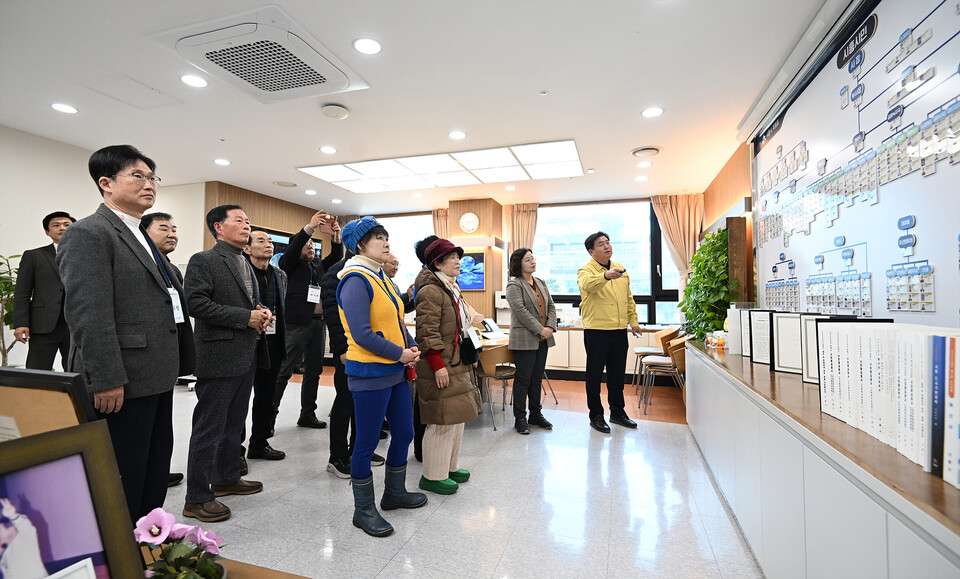 시흥시는 8일 어르신위원회 위원 13명이 참여한 시청사 견학을 진행했다. (사진제공=시흥시)