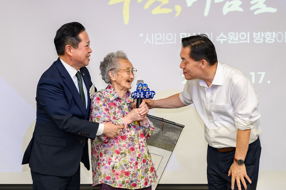 지난 10월17일 평동에서 2025 새빛만남 참석자 가운데 최고령자인 103세 어르신이 인사말을 하고 있다. (사진제공=수원시)