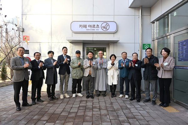지역 주민 소통 활성화 및 어르신 일자리 창출 기대 - 송산3동 공공복합청사 1층, 주민 공유 및 노인일자리 공간으로 탈바꿈 (의정부시 제공)