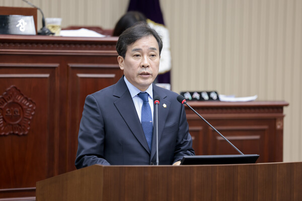 구리시의회가 2026년도 예산안을 총 7437억4720만원으로 수정·확정하며 재정 불확실성 속 효율적 예산 운용을 최우선 과제로 제시했다. 사진은 권봉수 구리시의원. (사진제공=구리시의회)