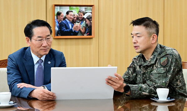 유정복 시장이 10일 시청 접견실에서 이광섭 육군 제17보병사단장과 인천 안보태세를 점검하고 있다. (사진제공=인천시)