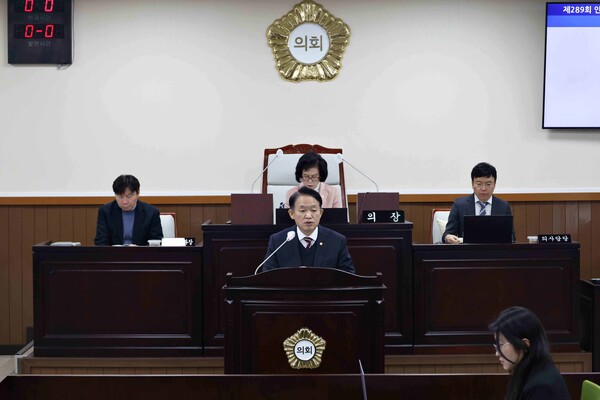김찬진 구청장이 지난 8일 열린 제289회 동구의회 제2차 정례회 시정연설에서 제물포구 출범 준비를 포함한 2026년도 핵심 역점사업과 비전을 발표했다. (사진제공=동구)