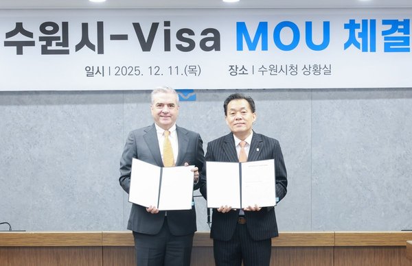이재준 수원시장과 패트릭 스토리 비자 코리아 사장이 협약 체결 후 함께하고 있다