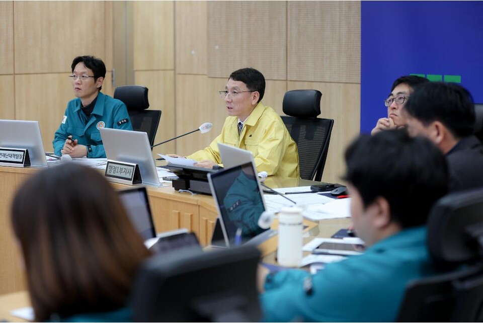 11일 오후 경기도청 재난안전상황실에서 김성중 행정1부지사 및 관계 공무원 등이 참석한 가운데 대설 대비 관계기관 대책회의(영상)가 열리고 있다. (사진제공=경기도)