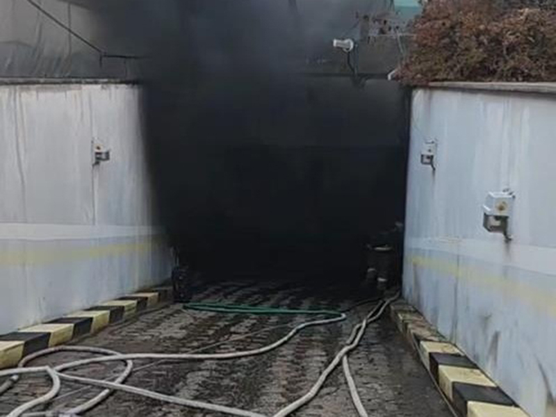 인천 부평구의 한 14층짜리 주상복합 건물 지하주차장에서 차량 화재가 발생해 입주민과 이용객 150여 명이 긴급 대피하는 소동이 빚어졌다. (사진제공=인천소방본부)