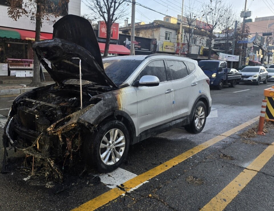 부천시 원미구 약대동 신흥시장사거리 인근에서 차량 화재가 발생해 엔진룸 일부가 타는 피해가 났다. (사진제공=부천소방서)