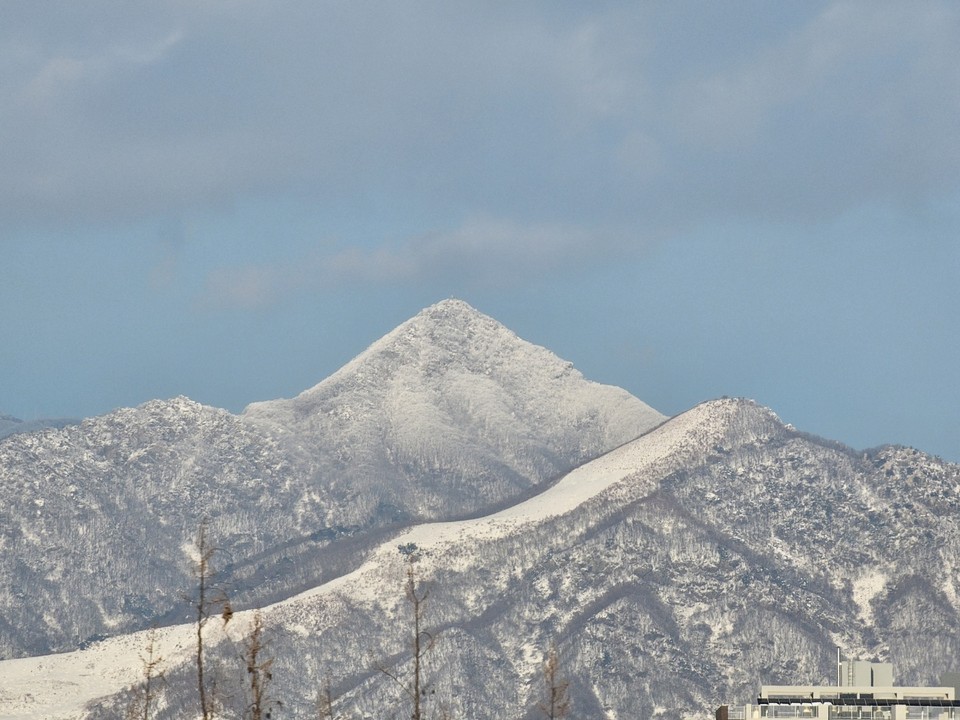 <strong>'29일 오후 상고대 천국 양평 용문산'</strong> 설 연휴 엿새째인 30일 목요일 수도권(경기·인천) 지역은 대체로 맑다가 낮부터 가끔 구름 많은 날씨를 보이겠다. 전날보다 기온이 크게 떨어져 춥겠고, 이 추위는 다음날 오전까지 이어지겠다. 그동안 내린 눈이 얼어붙는 등 빙판길과 도로 살얼음에 각별히 유의해야 한다. (사진=김광섭 기자)