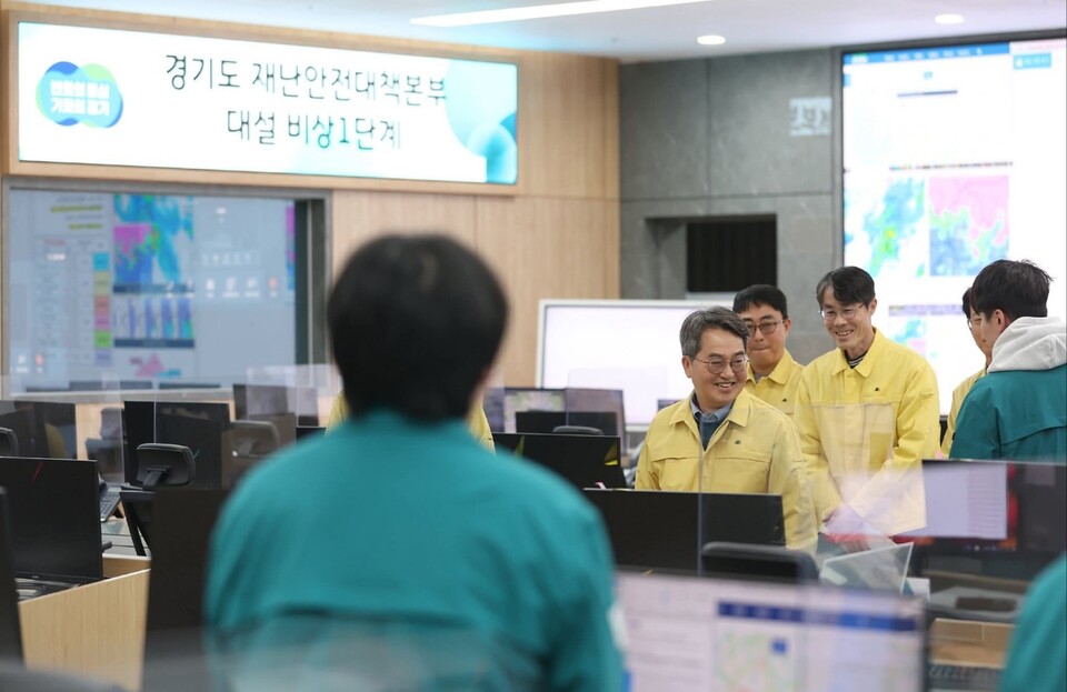 김동연 경기도지사가 13일 경기도 재난안전대책본부를 찾아 도내 제설 상황을 점검하고, 결빙에 대비한 차질 없는 대응을 당부하고 있다. (사진=김동연 경기지사 페이스북)
