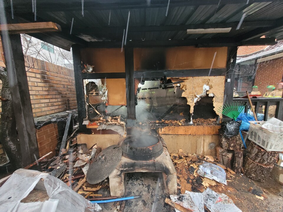 광주시 쌍령동의 한 주택 내 찜질방에서 불이 나 2시간여 만에 진화됐다. 이 사고로 인명 피해는 없었으나 주택 일부가 소실됐다. (사진제공=광주소방서)
