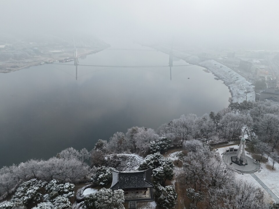 15일 오전 10시30분께 여주 남한강 일대에 올겨울 첫 상고대가 피었다. 강변을 따라 늘어선 나무들은 밤사이 내려앉은 차가운 숨결을 고스란히 뒤집어쓴 채 하얗게 얼어붙었다. (사진=김광섭)