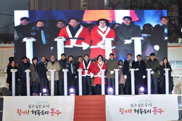 인천 동구가 지난 12일 동인천역 북광장에서 2025~2026시즌 화도진스케이트장 개장식을 열고 본격적인 운영을 시작했다.