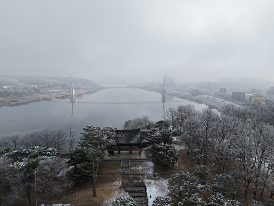 15일 오전 10시30분께 안개가 가장 짙어지자 남한강에서 올라온 수증기가 영하의 찬 공기와 만나며 영월루 일대 강변 나무마다 상고대를 만들어 냈다. (사진=김광섭 기자)