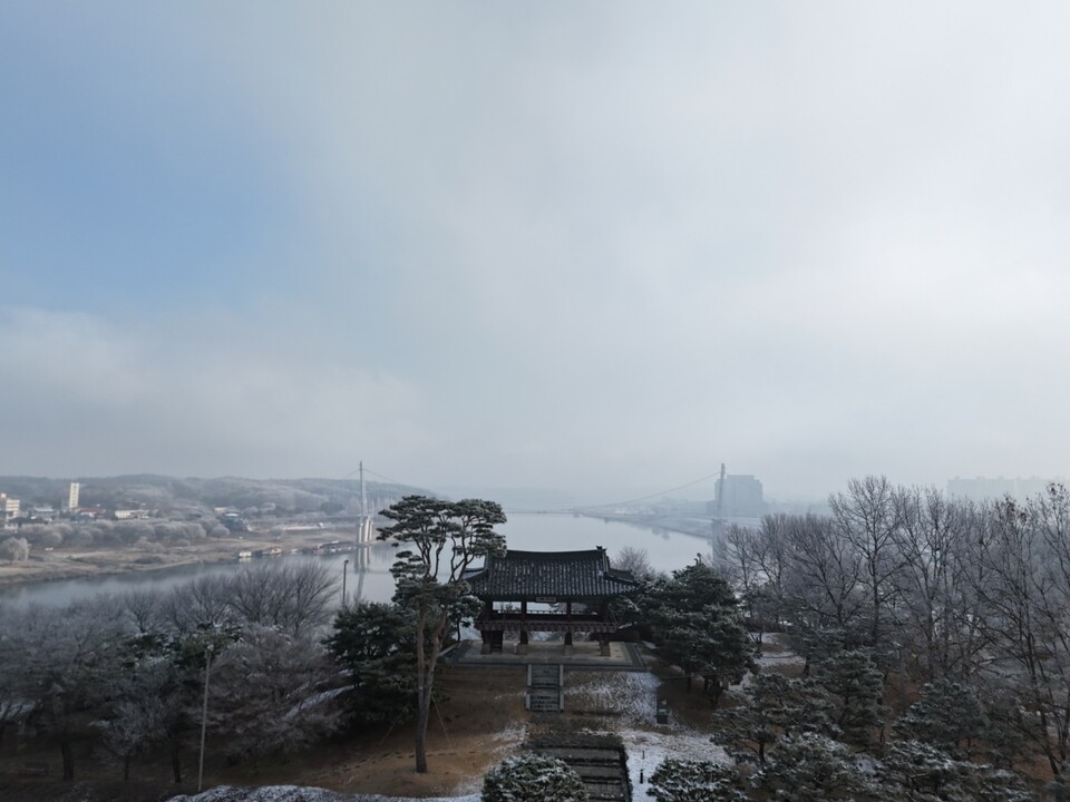 15일 오전 10시30분께 안개가 가장 짙어지자 남한강에서 올라온 수증기가 영하의 찬 공기와 만나며 영월루 일대 강변 나무마다 상고대를 만들어 냈다. (사진=김광섭 기자)