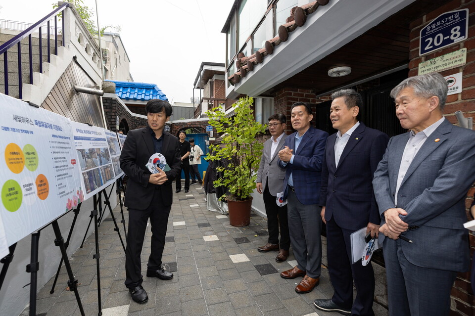 수원시와 한국보훈복지의료공단이 수원지역 독립유공자 후손의 집수리를 지원한 새빛하우스 앞에서 관계자들이 사업 설명을 듣고 있다. (사진제공=수원시)