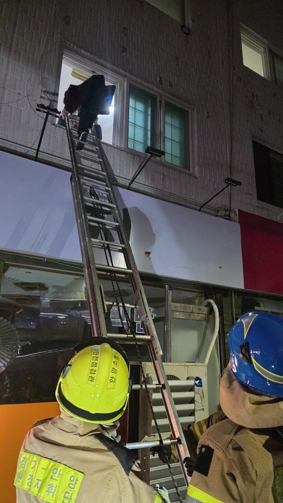 한밤중 안양시 동안구 관양동의 한 상가주택에서 화재가 발생해 주민들이 연기를 흡입하는 사고가 났다. (사진제공=안양소방서)