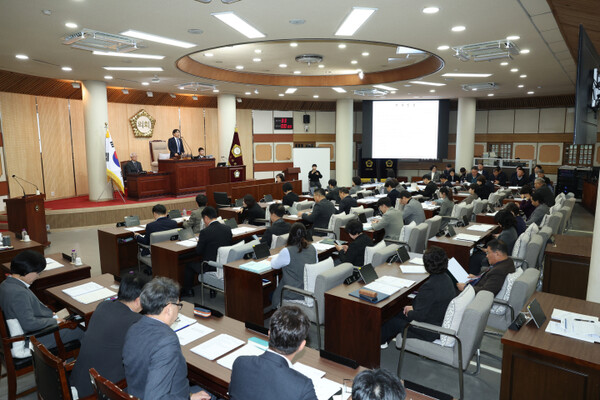 고양특례시의회가 16일 제300회 임시회를 열고 2026년도 예산안을 확정하는 등 연말 주요 안건 처리에 본격 돌입했다.