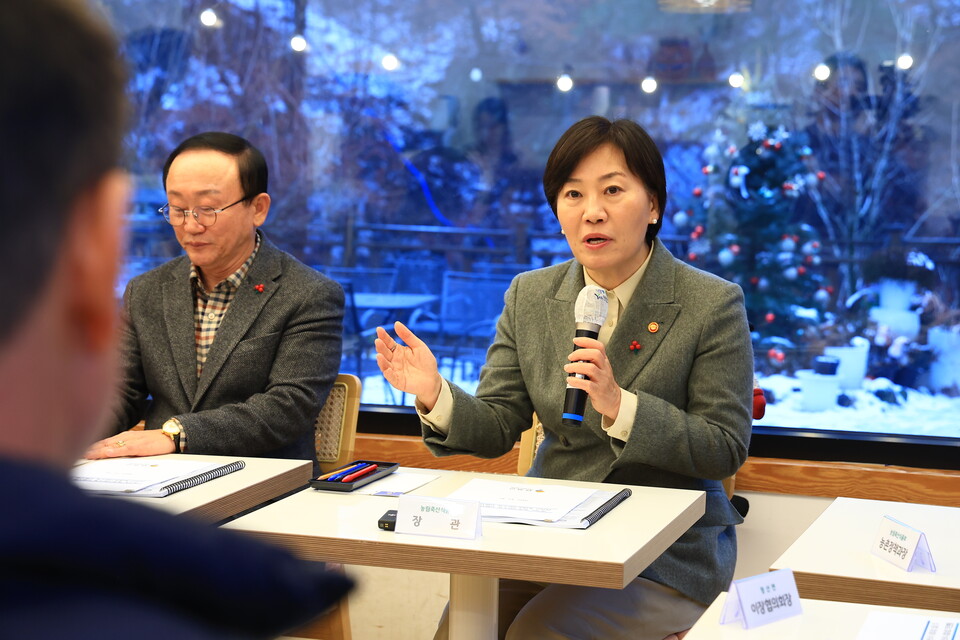 농림축산식품부 송미령 장관은 16일 오후 연천군을 방문해 농어촌 기본소득 시범사업과 관련한 주민 의견을 청취하고, 사업 추진 상황을 점검했다. (사진제공=농식품부)