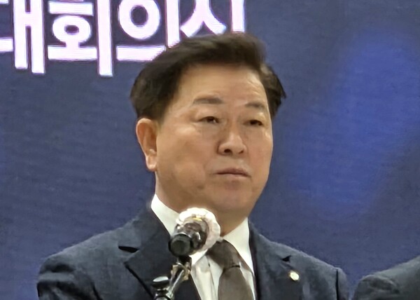 박승원 광명시장이 신안산선 사고과 과련해 반복되는 안전사고와 환경오염 일으킨 포스코이앤씨에 손해배상 소송 등 강력 대응 예고했다. 사진은 17일 오전 기자회견을 하는 박승원 시장 (사진=순정우 기자)