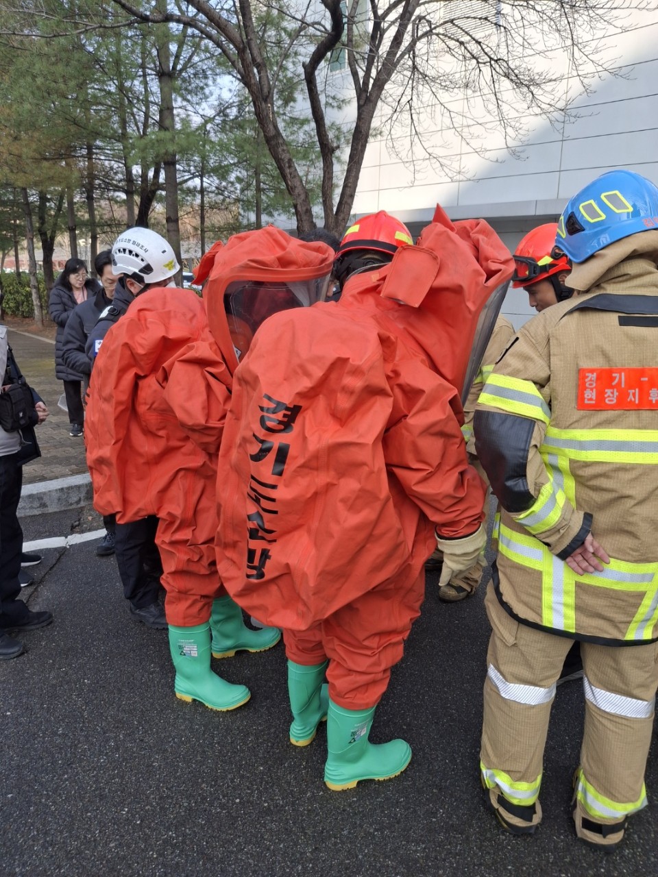 17일 오전 수원시 영통구 이의동의 한 건물에서 염소가스가 누출되는 사고가 발생해 8명이 경상을 입었다. (사진제공=경기도소방재난본부)