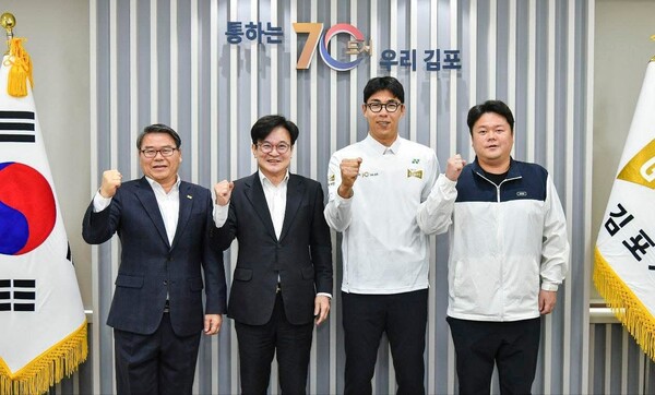  김병수 김포시장은 17일 오후 자신의 SNS를 통해 대한민국 테니스의 상징적 선수인 정현 선수가 김포시청 테니스팀에 합류했다고 밝혔다. (사진=김병수 김포시장 페이스북)