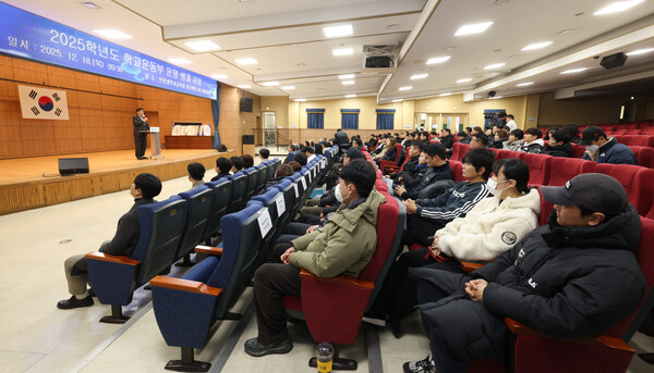 도성훈 교육감은 18일 시교육청 대회의실에서 2025학년도 학교운동부 운영과 전국소년체육대회와 전국체육대회에서 우수한 성과를 거둔 지도자를 시상했다. (사진제공=인천시교육청)