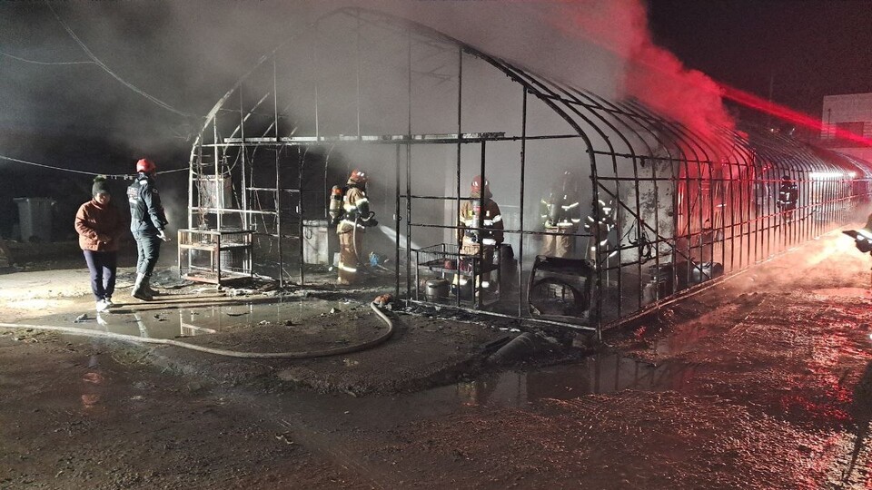18일 오전 5시19분께 화성시 매송면의 한 비닐하우스에서 화재가 발생했다. 인명피해는 없었다. (사진제공=경기도소방재난본부)