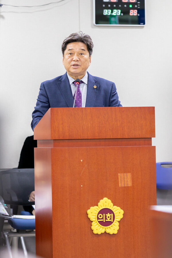 경기도의회가 교육정보시스템 보안을 위해 생성형 AI를 활용할 수 있는 조례 개정안을 통과시켰다. 사진은 김호겸 도의원 (사진제공=경기도의회)