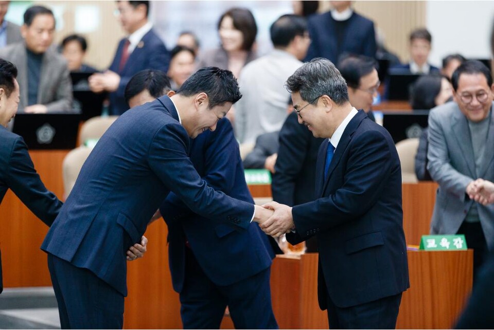 18일 오전 경기도의회 본회의장에서 열린 제387회 정례회 제5차 본회의에서 김동연 경기도지사와 김진경 경기도의회 의장이 인사를 나누고 있다. (사진제공=경기도)
