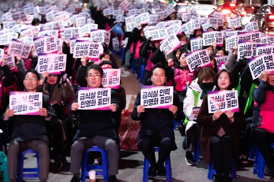 안민석 경기미래교육자치포럼 공동대표가 남양고 위탁급식 추진과 관련해 “직영급식 원칙에서의 명백한 퇴행”이라며 임태희 경기도교육감을 향해 전면 재검토를 요구했다. (사진=안민석 공동대표 페이스북)