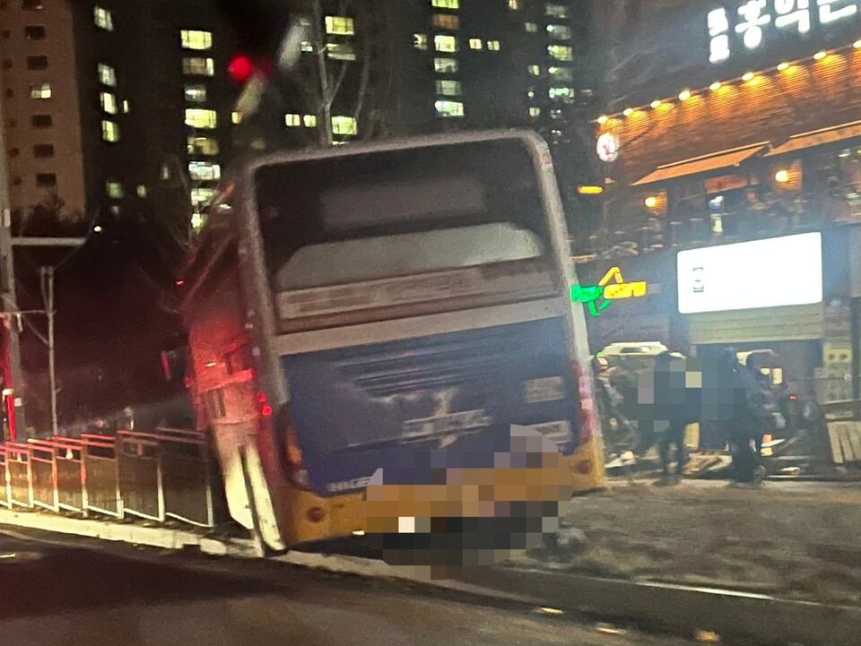 화성시 동탄신도시 산척동 도로에서 마을버스가 학원 통학버스를 들이받는 사고가 나 3명이 부상을 입었다. (사진=독자 제공)