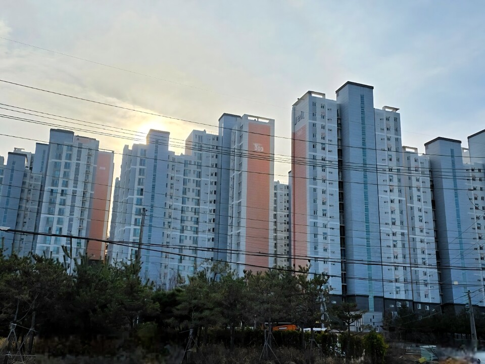 안성시 원곡면의 한 아파트에서 10년차 하자보수 및 보수공사 업체를 선정하는 과정에서 입주민 동의 절차를 거치지 않고 특정 업체가 낙찰됐다는 의혹이 제기됐다. 입찰 이전 해당 업체와의 사전 협약이 체결된 사실도 드러나면서 절차 위반과 유착 논란이 불거지고 있다. (사진=김종대 기자)