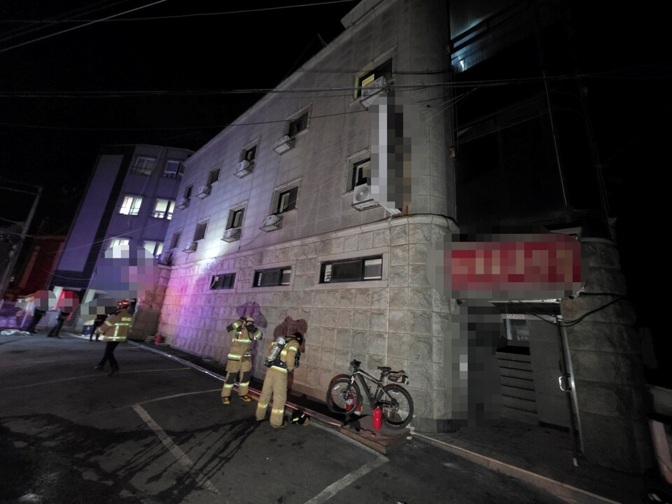 22일 오전 5시40분께 광주시 퇴촌면의 한 사우나 건물에서 화재가 발생했으나 소방당국의 신속한 대응으로 26분 만에 진화됐다. (사진제공=경기도소방재난본부)