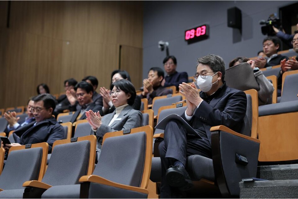 22일 오전 경기도청 다산홀에서 열린 2025년 고위직 공무원 성희롱·성폭력 예방 특별교육에 김동연 경기도지사가 참여하고 있다. (사진제공=경기도)
