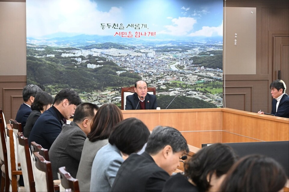 박형덕 동두천시장이 22일 오전 열린 부서장회의에서 최근 이어진 한파와 강설 상황 속에서도 시민 안전을 지키기 위해 현장을 지킨 공직자들의 노고를 격려하고, 공로연수에 들어가는 공직자 4명에게 감사의 뜻을 전했다. (사진=박형덕 동두천시장 페이스북)