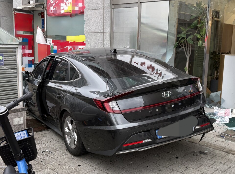 23일 오전 9시54분께 용인시 수지구 성복동의 한 1층 상가로 80대가 몰던 차량 1대가 돌진하는 사고가 발생해 30대 여성이 다쳤다. (사진제공=경기도소방재난본부)