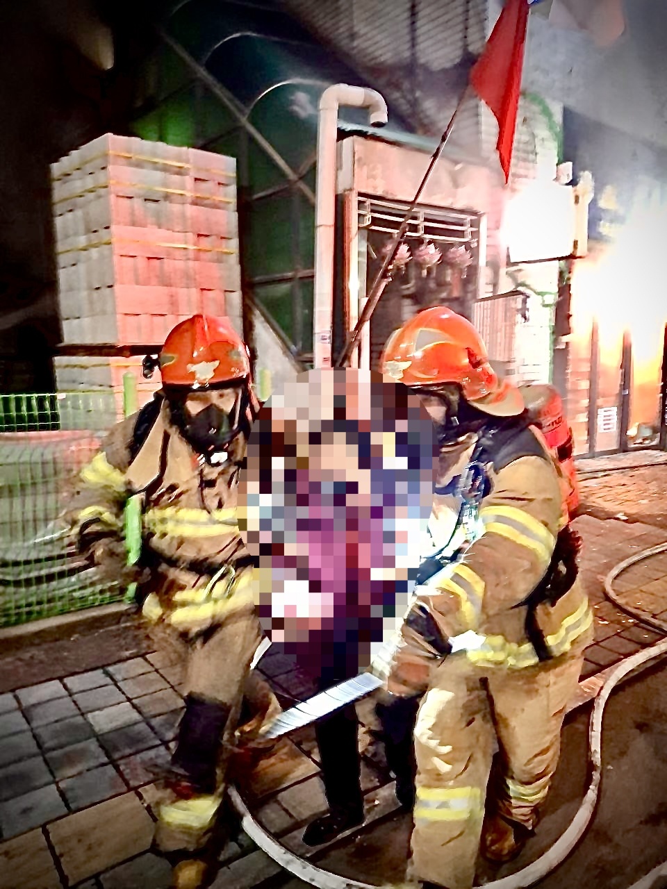 크리스마스 이브인 24일 오후 수원시 장안구의 한 상가주택에서 불이 나 70대 여성이 연기를 흡입하는 부상을 입고 병원으로 옮겨졌다. (사진제공=경기도소방재난본부)